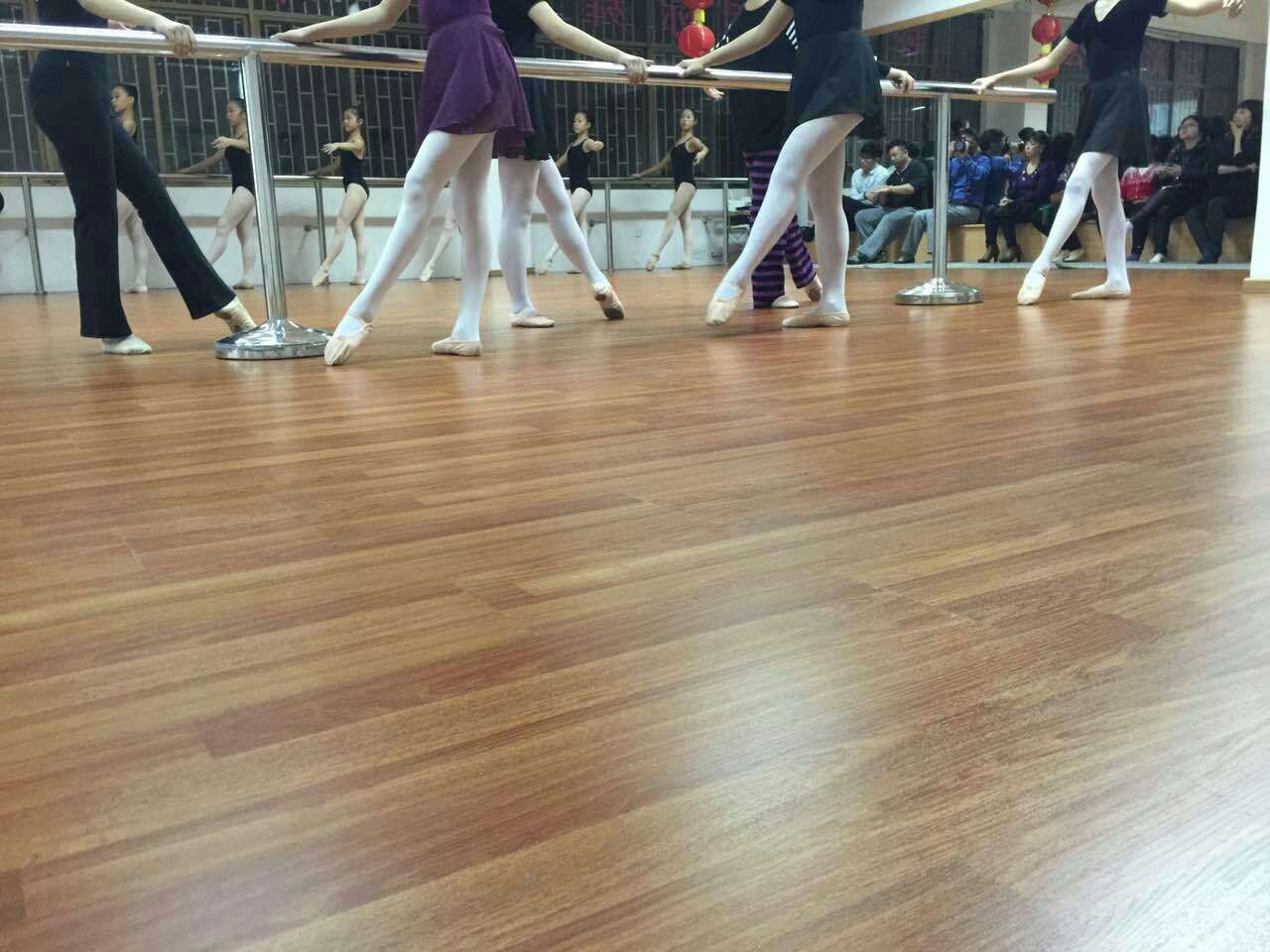 2015年1月29日晚深圳市十二月舞蹈艺术团和台湾方向舞蹈团的交流圆满成功