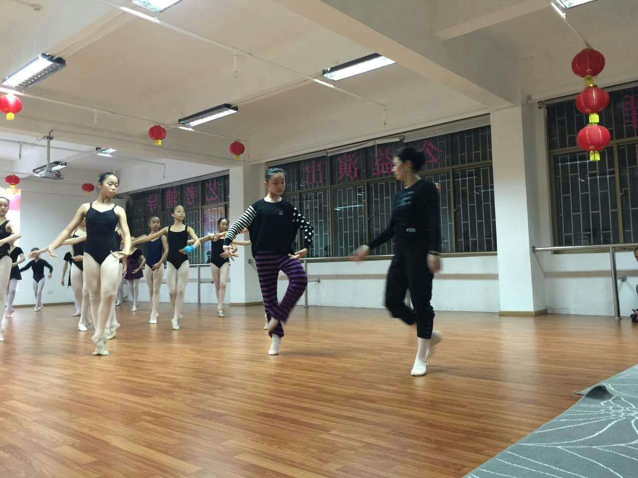 2015年1月29日晚深圳市十二月舞蹈艺术团和台湾方向舞蹈团的交流圆满成功